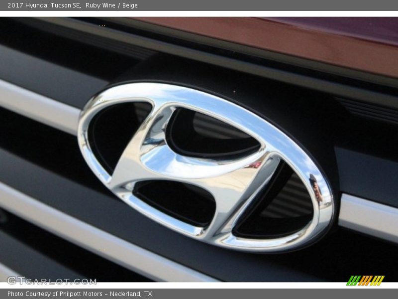 Ruby Wine / Beige 2017 Hyundai Tucson SE
