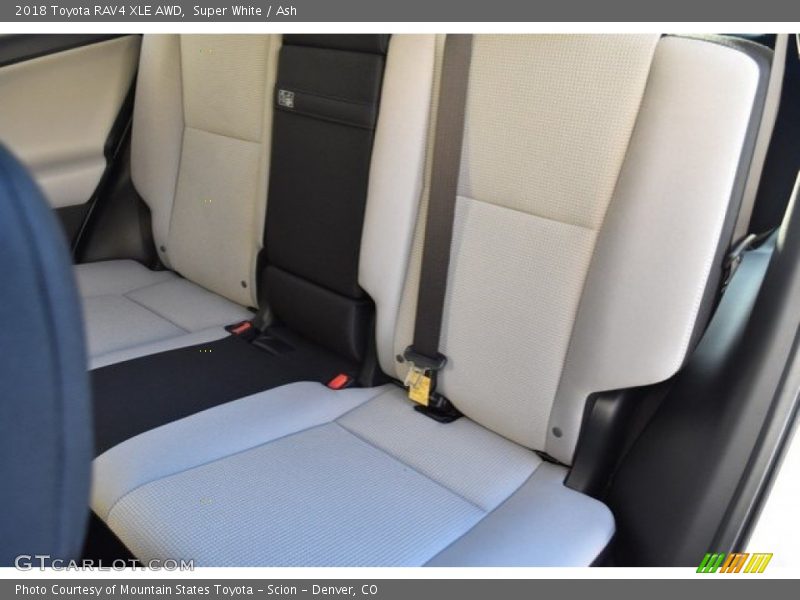 Super White / Ash 2018 Toyota RAV4 XLE AWD