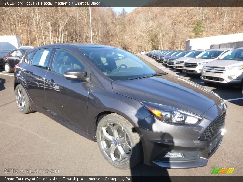 Magnetic / Charcoal Black 2018 Ford Focus ST Hatch