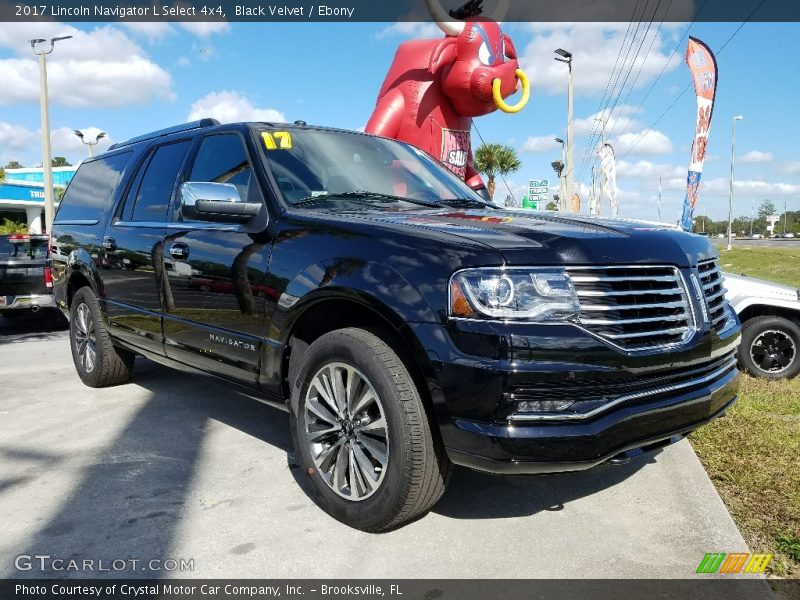 Front 3/4 View of 2017 Navigator L Select 4x4