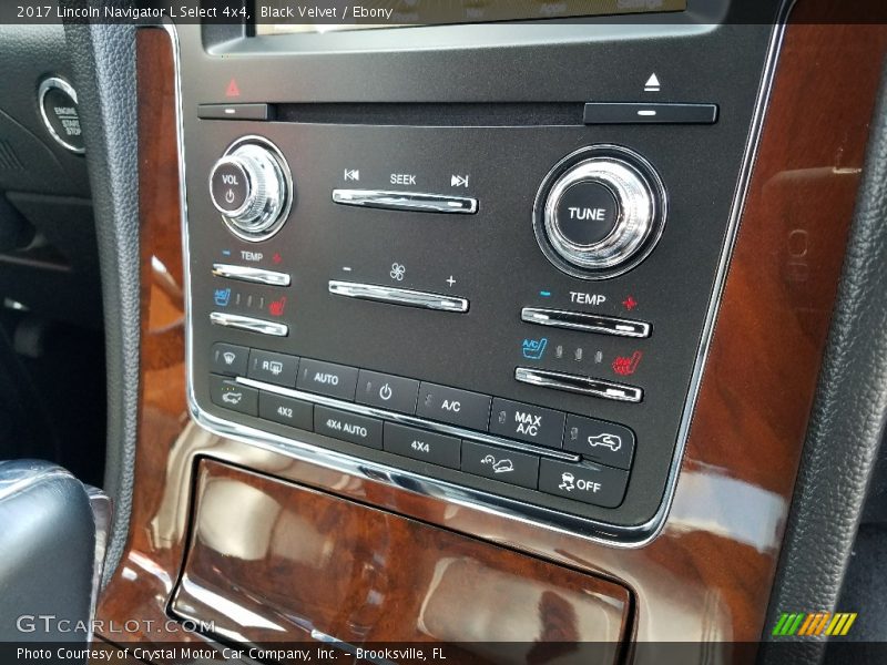 Controls of 2017 Navigator L Select 4x4