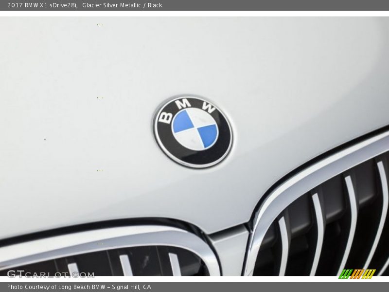 Glacier Silver Metallic / Black 2017 BMW X1 sDrive28i