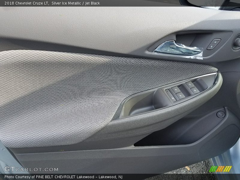 Silver Ice Metallic / Jet Black 2018 Chevrolet Cruze LT
