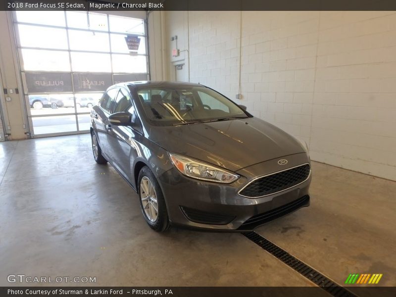Magnetic / Charcoal Black 2018 Ford Focus SE Sedan