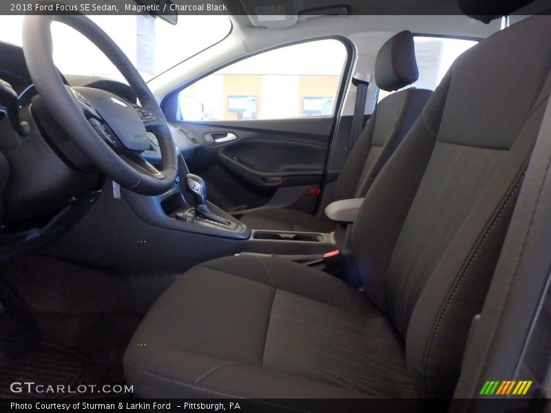 Magnetic / Charcoal Black 2018 Ford Focus SE Sedan