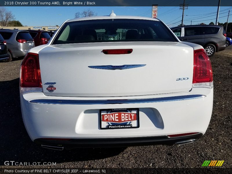 Bright White / Black 2018 Chrysler 300 Touring AWD