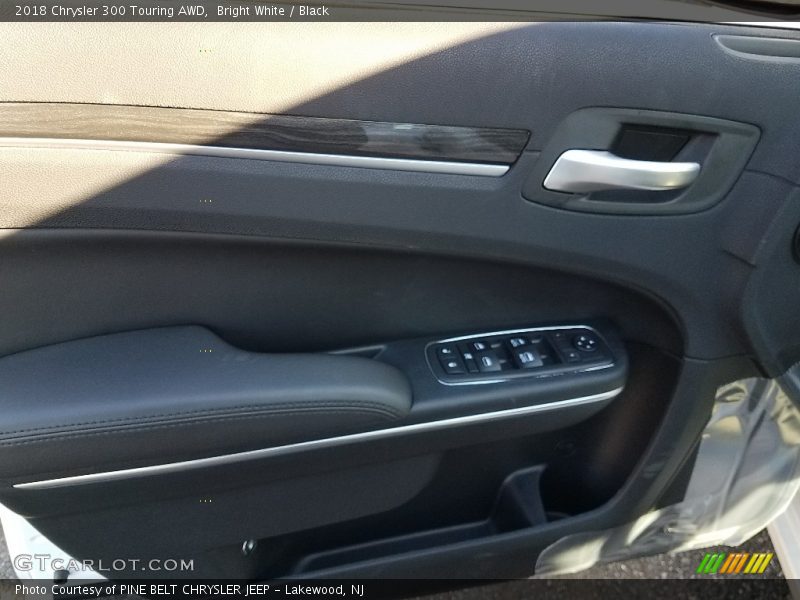 Bright White / Black 2018 Chrysler 300 Touring AWD