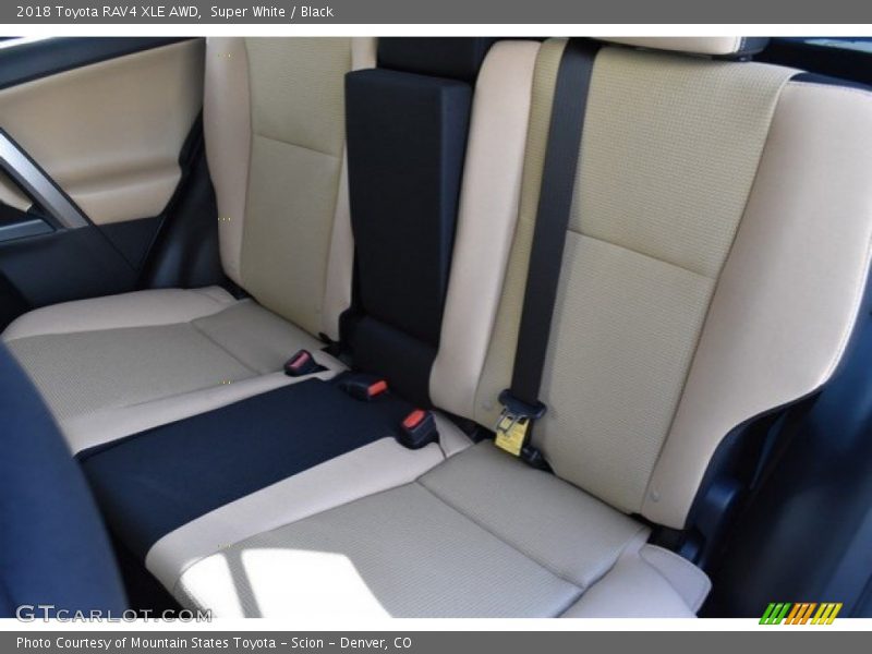 Super White / Black 2018 Toyota RAV4 XLE AWD