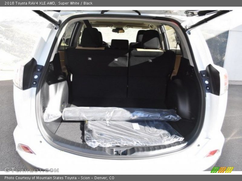 Super White / Black 2018 Toyota RAV4 XLE AWD