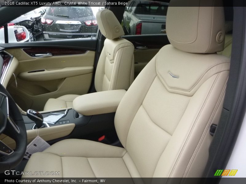 Crystal White Tricoat / Sahara Beige 2018 Cadillac XT5 Luxury AWD