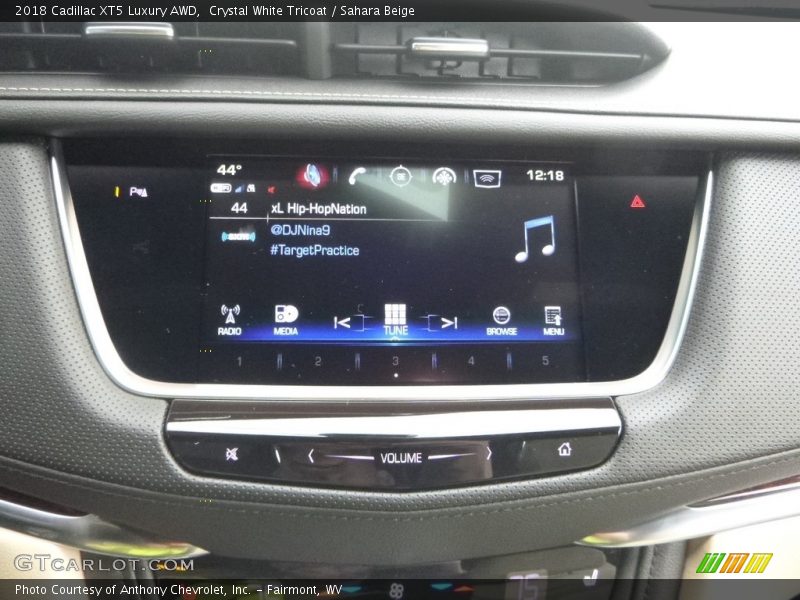 Crystal White Tricoat / Sahara Beige 2018 Cadillac XT5 Luxury AWD