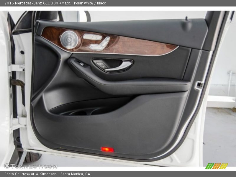 Polar White / Black 2016 Mercedes-Benz GLC 300 4Matic