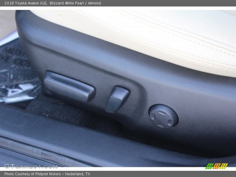 Blizzard White Pearl / Almond 2018 Toyota Avalon XLE