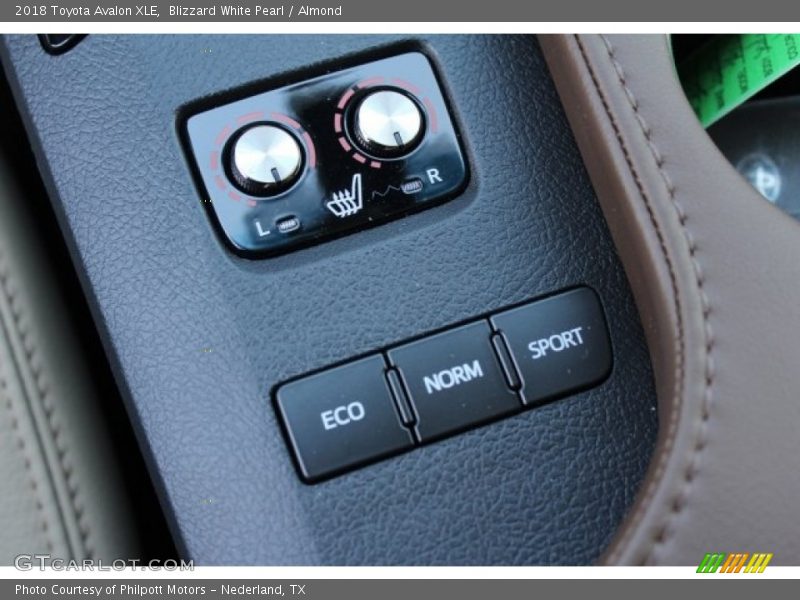 Blizzard White Pearl / Almond 2018 Toyota Avalon XLE