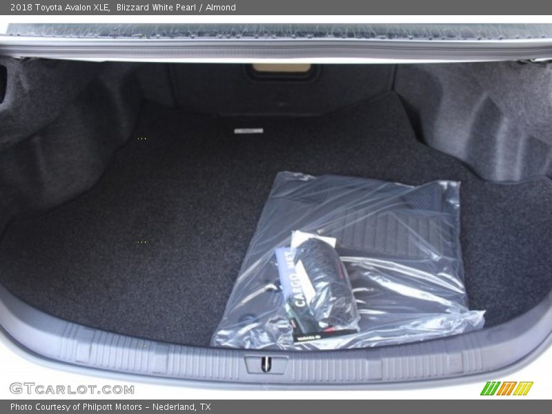 Blizzard White Pearl / Almond 2018 Toyota Avalon XLE