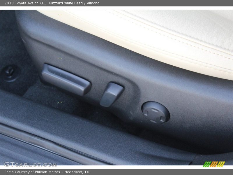 Blizzard White Pearl / Almond 2018 Toyota Avalon XLE