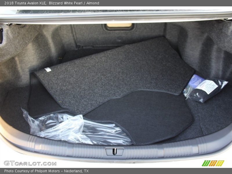 Blizzard White Pearl / Almond 2018 Toyota Avalon XLE