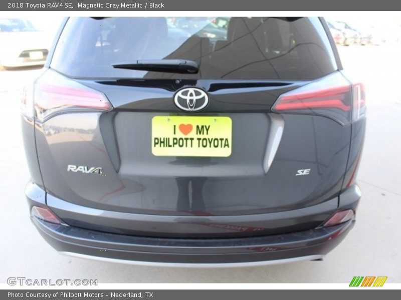 Magnetic Gray Metallic / Black 2018 Toyota RAV4 SE