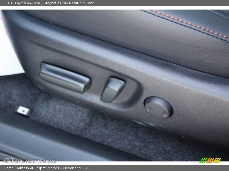 Magnetic Gray Metallic / Black 2018 Toyota RAV4 SE