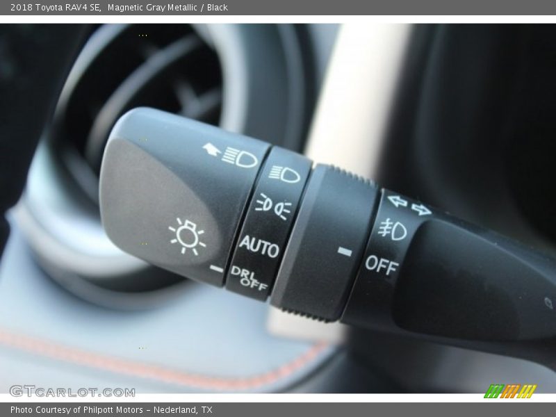 Magnetic Gray Metallic / Black 2018 Toyota RAV4 SE