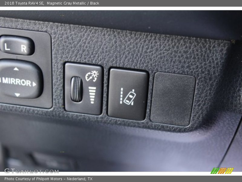 Magnetic Gray Metallic / Black 2018 Toyota RAV4 SE