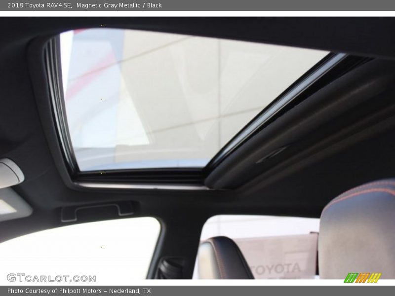 Magnetic Gray Metallic / Black 2018 Toyota RAV4 SE