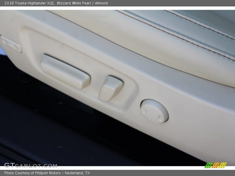 Blizzard White Pearl / Almond 2018 Toyota Highlander XLE