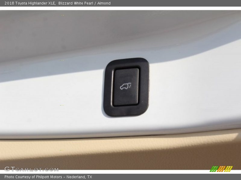 Blizzard White Pearl / Almond 2018 Toyota Highlander XLE