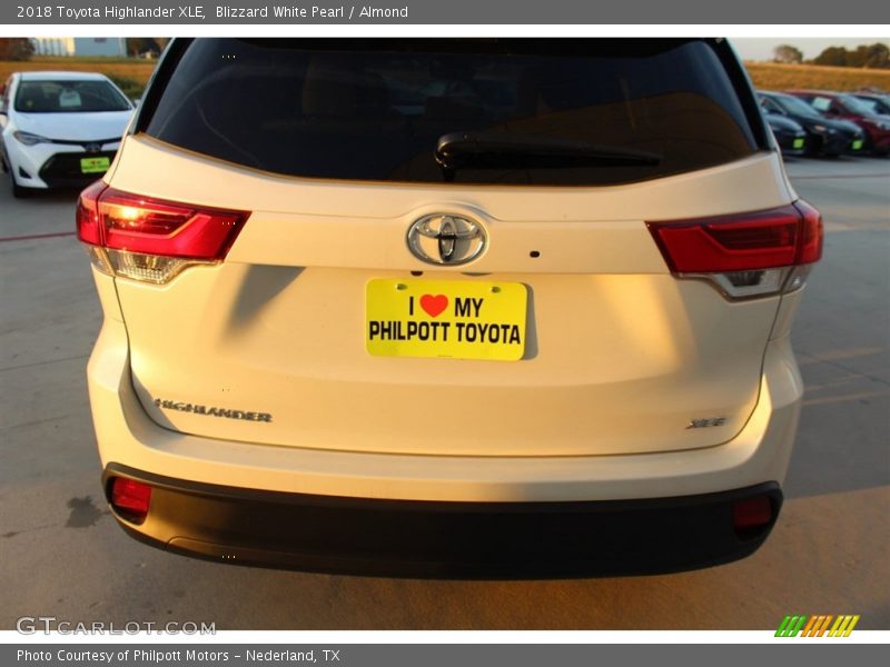 Blizzard White Pearl / Almond 2018 Toyota Highlander XLE