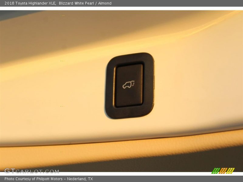Blizzard White Pearl / Almond 2018 Toyota Highlander XLE