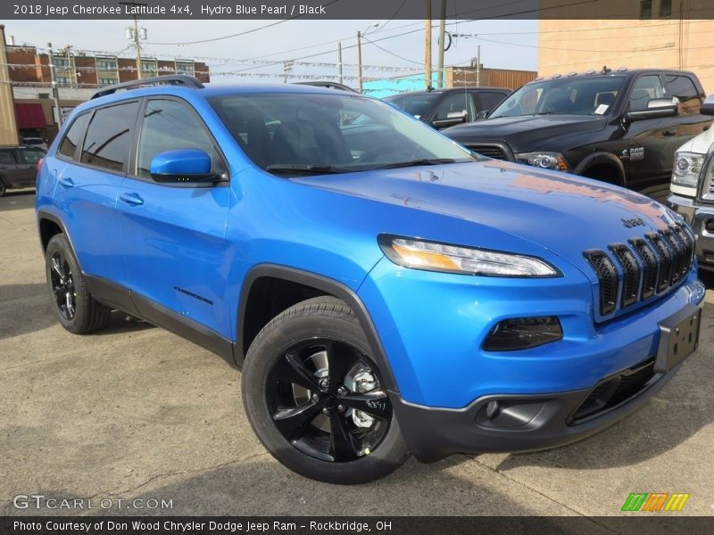 Front 3/4 View of 2018 Cherokee Latitude 4x4