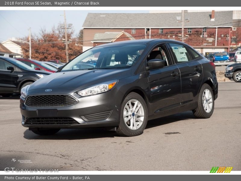 Magnetic / Charcoal Black 2018 Ford Focus SE Sedan