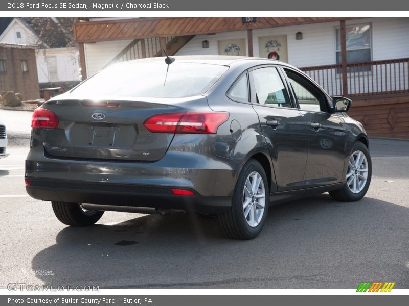 Magnetic / Charcoal Black 2018 Ford Focus SE Sedan