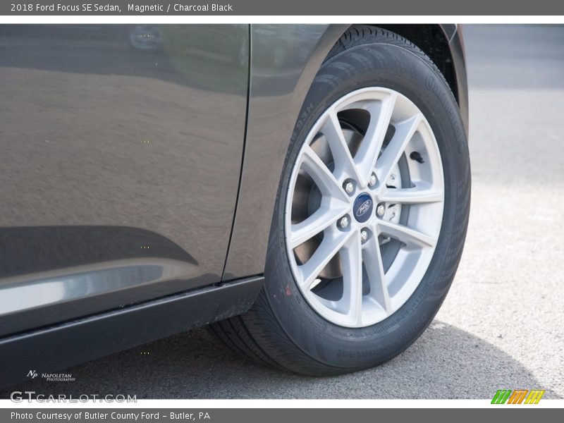 Magnetic / Charcoal Black 2018 Ford Focus SE Sedan
