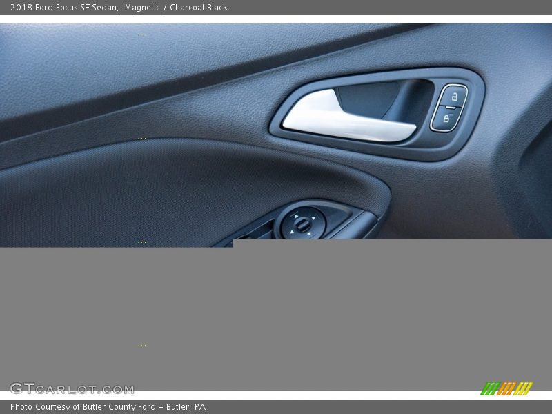Magnetic / Charcoal Black 2018 Ford Focus SE Sedan