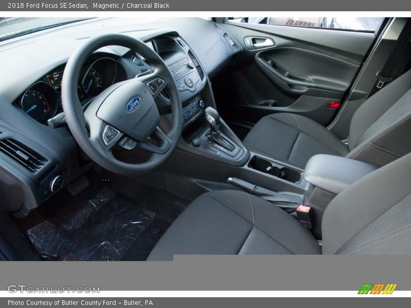 Magnetic / Charcoal Black 2018 Ford Focus SE Sedan
