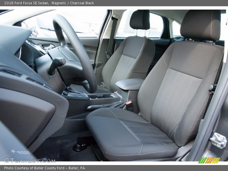 Magnetic / Charcoal Black 2018 Ford Focus SE Sedan
