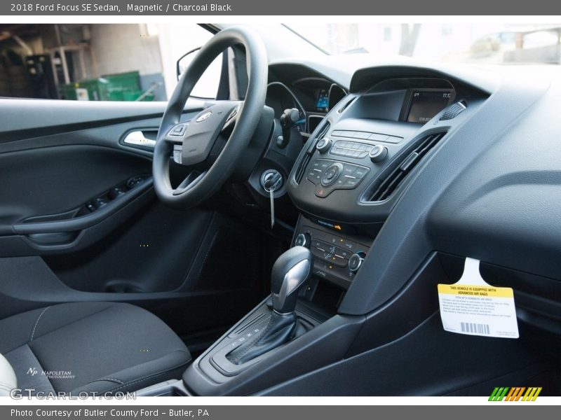 Magnetic / Charcoal Black 2018 Ford Focus SE Sedan