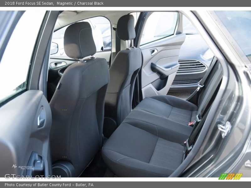 Magnetic / Charcoal Black 2018 Ford Focus SE Sedan