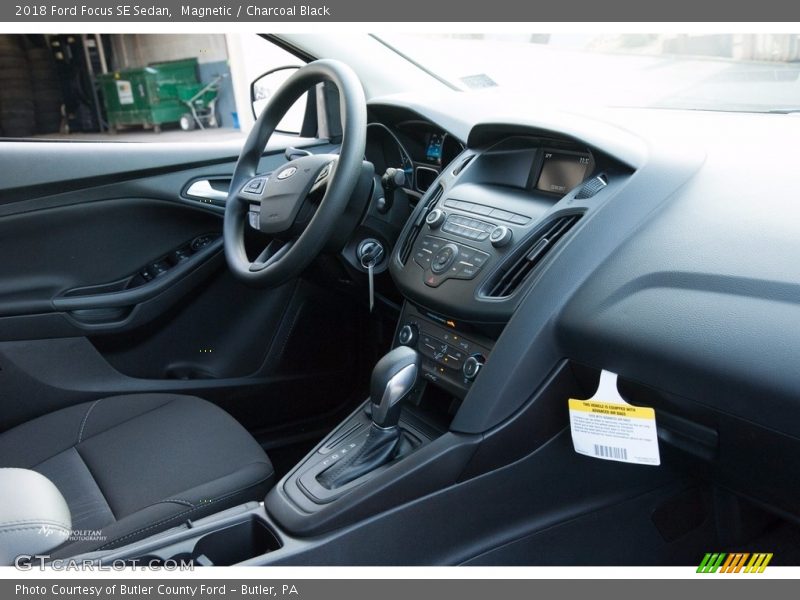 Magnetic / Charcoal Black 2018 Ford Focus SE Sedan