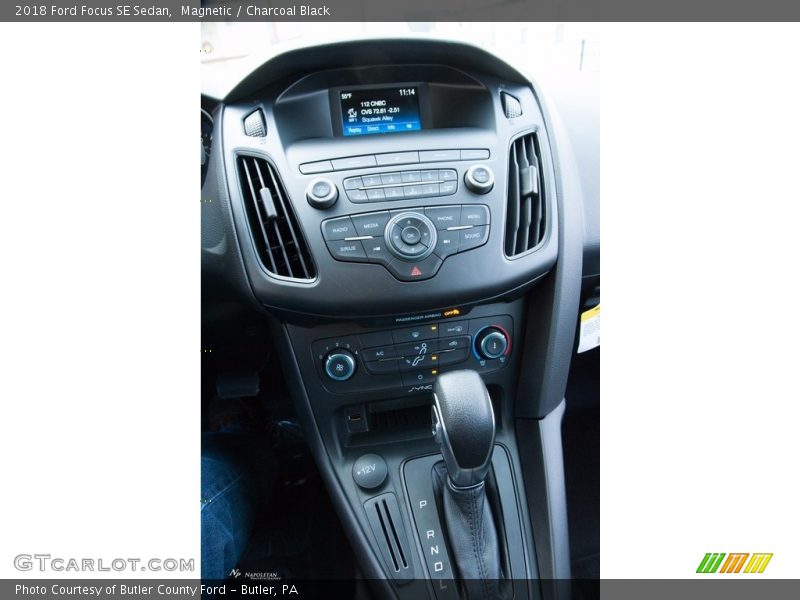 Magnetic / Charcoal Black 2018 Ford Focus SE Sedan