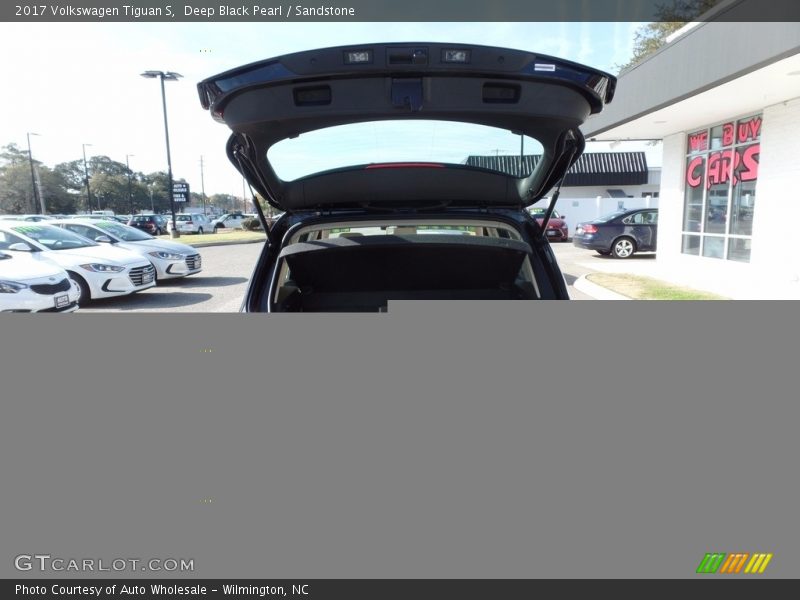 Deep Black Pearl / Sandstone 2017 Volkswagen Tiguan S