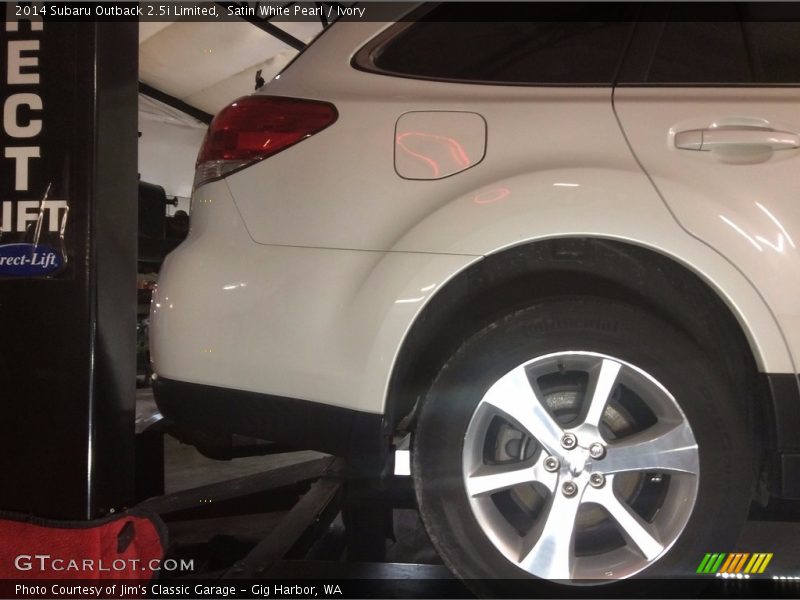 Satin White Pearl / Ivory 2014 Subaru Outback 2.5i Limited