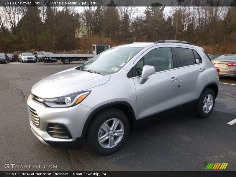 Front 3/4 View of 2018 Trax LT