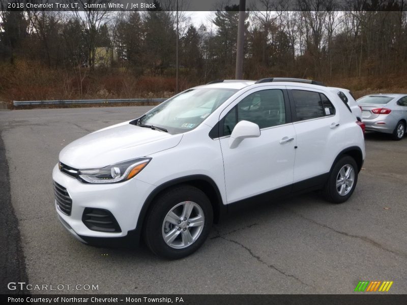 Front 3/4 View of 2018 Trax LT