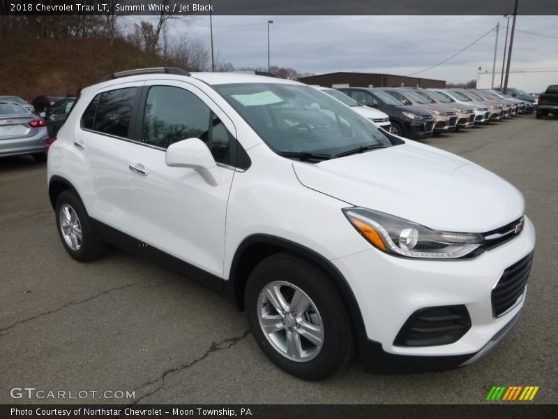 Front 3/4 View of 2018 Trax LT