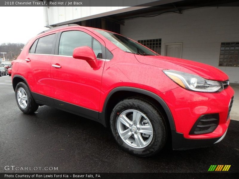 Front 3/4 View of 2018 Trax LT