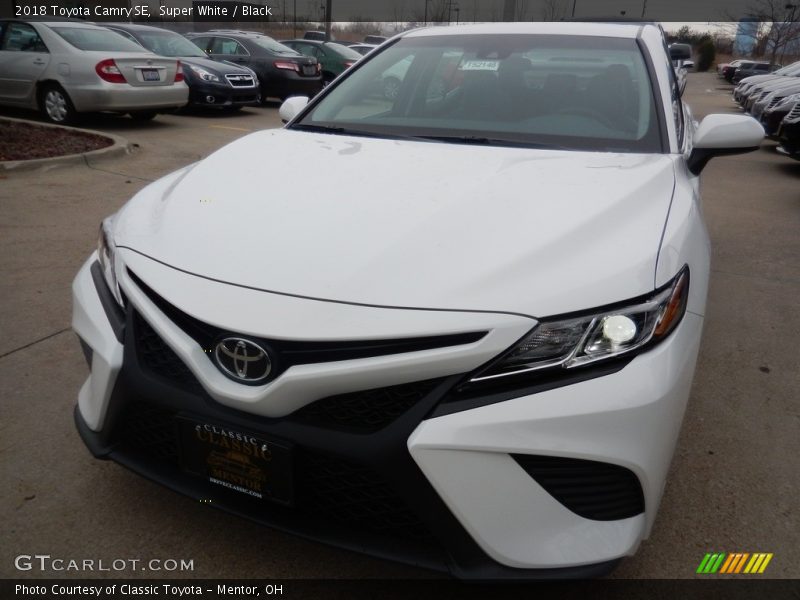 Super White / Black 2018 Toyota Camry SE