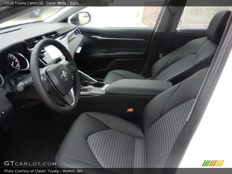 Super White / Black 2018 Toyota Camry SE