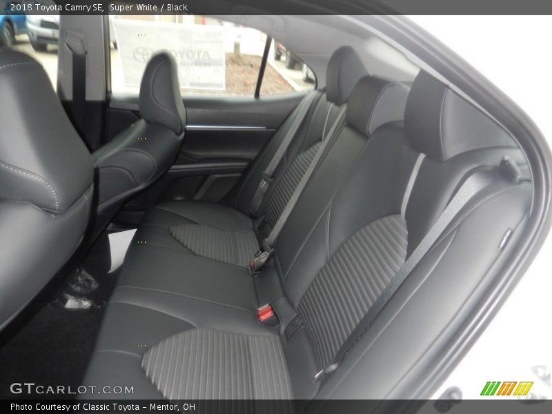 Super White / Black 2018 Toyota Camry SE